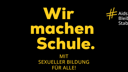 Blaue Schrift auf schwarzen Hintergrund: Wir machen Schule. Mit sexueller Bildung f&uuml;r alle! Hashtag Aidshilfe Bleibt Stabil. Deutsche Aidshilfe